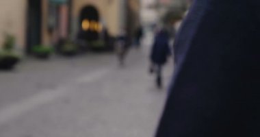 Bir adam gülmeyen kadın ve dalgalar hologram saat fütüristik ve teknolojik görünür telefon cevap vermiyor. Konsept: tatil, iletişim, Aile, teknolojisi, augmented gerçeklik ve gelecek