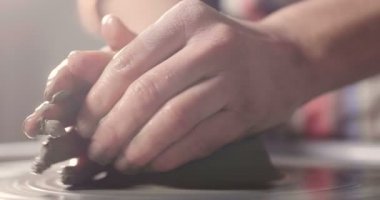 Bir uzman potter, o kil ve elleri ile güzel bir vazo laboratuvarında oluşturur. Artisan sanat eserleri elleriyle oluşturur. Kavramı: deneyim, sanat, gelenek, kil.
