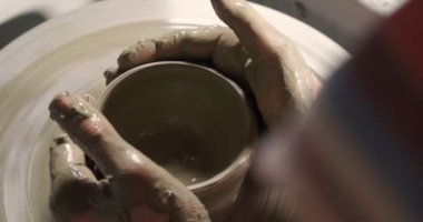 Bir uzman potter, o kil ve elleri ile güzel bir vazo laboratuvarında oluşturur. Artisan sanat eserleri elleriyle oluşturur. Kavramı: deneyim, sanat, gelenek, kil.