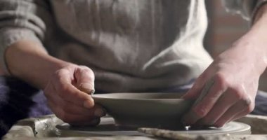 Bir uzman potter, o kil ve elleri ile güzel bir vazo laboratuvarında oluşturur. Artisan sanat eserleri elleriyle oluşturur. Kavramı: deneyim, sanat, gelenek, kil.