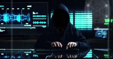 Hacker sistemi güvenlik şifresini bulmak için kodları ve numaraları kullanarak girmek için çalışır. Hacker oturum açma bilgilerini çalmak için yazılım girer. Konsept: üstün teknoloji, Artırılmış gerçeklik