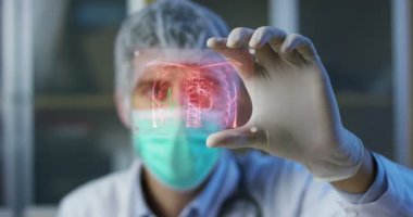 Bir doktor, cerrah, bir teknolojik inceliyor dijital holografik plaka temsil hastanın vücut, kalp akciğer, kaslar, kemikler. Konsept: Futuristik tıp, insan vücudu ve gelecek.