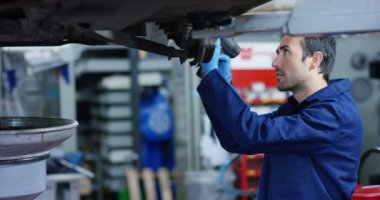 Uzman otomatik mekanik arabayı hizmetindeki araba tamir, iletim ve tekerlekler yapar. Konsept: makineleri, tanılamada, onarım uzmanı, teknik bakım, on-board bilgisayar.