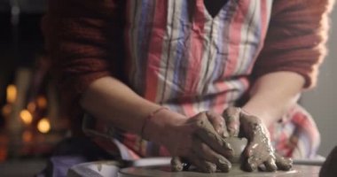 Bir uzman potter, o kil ve elleri ile güzel bir vazo laboratuvarında oluşturur. Artisan sanat eserleri elleriyle oluşturur. Kavramı: deneyim, sanat, gelenek, kil.