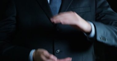 elleri ile gesturing işadamı nın kırpılmış video