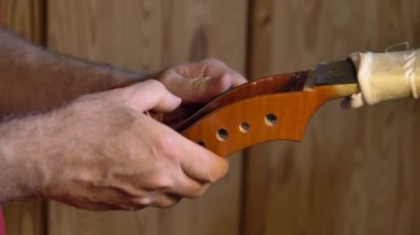 Profesyonel keman asıl kendi elleri ile bir keman yapar, kullanan bir temiz ağaç Ladin, çam, Gözlük, uçaklar, dizeleri tunes. Konsept: manevi enstrüman, el yapımı, sanat, müzik, melodi, ses.