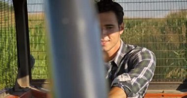 traktör sürüş çiftçi adam yavaş hareket video 