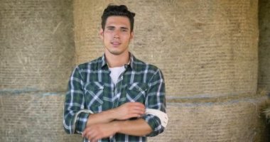 Hay Bale'de kolları yla poz veren yakışıklı Beyaz adamın videosu