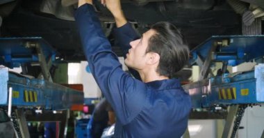 Bir araba tamir tamirci araba gösterir anahtar başlamak için bir otomobilin hazır olarak yerleşme sonra garaj. Kavramı: güvenlik, güvenlik, sigorta, gelecek, yardım ve müşteri bakım tuşları.