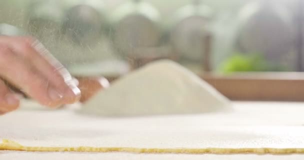 古代イタリアの伝統によると自家製パスタを準備するシェフのクローズ アップ 新鮮なパスタ イタリア料理 — ストック動画