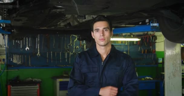 Uma Garagem Reparo Carro Mecânico Depois Acertar Carro Mostra Chaves — Vídeo de Stock