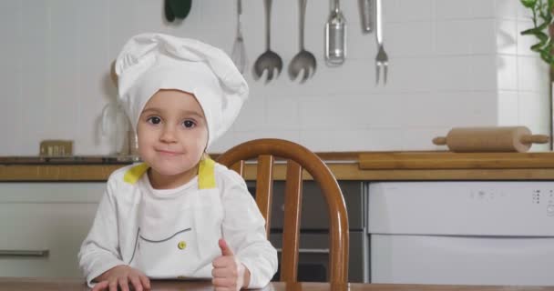 Portrait Une Petite Fille Dans Cuisine Habillée Comme Une Cuisinière — Video