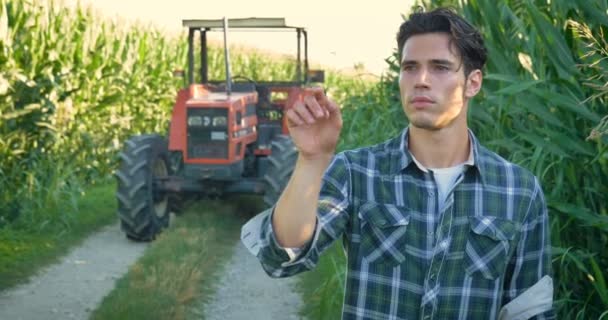 美しい若い農民学生フィールド トラクター 選択ホログラムでアイコン シャツ トウモロコシ畑で幸せの作業します コンセプト 生態学 自然製品 バイオ製品 健康食品 — ストック動画