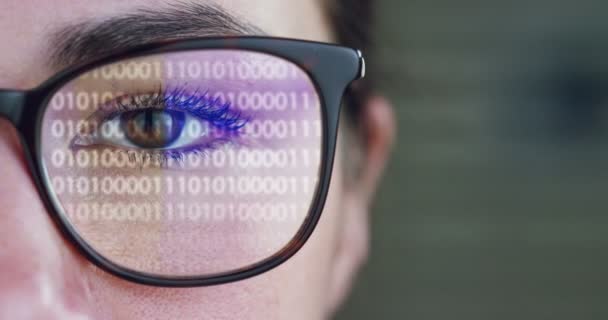 一个女人看着未来的外观与眼镜增强现实的全息术 身临其境的技术 眼睛和未来的愿景 — 图库视频影像