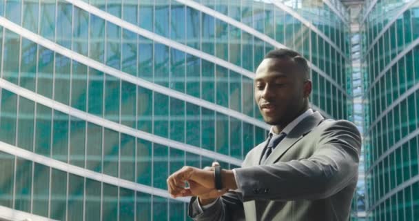 Hombre Negocios Traje Utiliza Holografía Realidad Aumentada Para Ver Gráficos — Vídeos de Stock