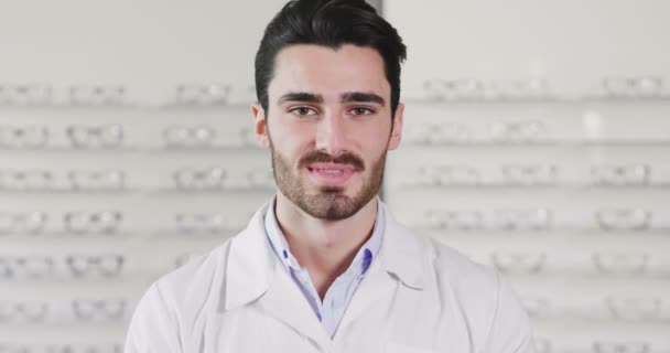 Video Eines Lächelnden Augenarztes Der Der Kamera Eine Brille Zeigt — Stockvideo