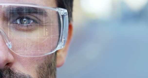 Homme Montres Avec Look Futuriste Avec Des Lunettes Réalité Augmentée — Video