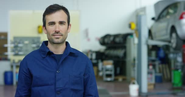 Portrait Jeune Beau Mécanicien Automobile Dans Atelier Automobile Arrière Plan — Video