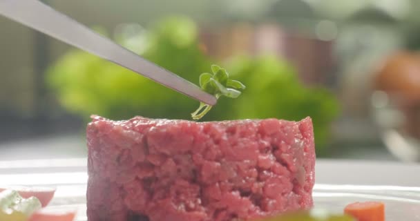 Chef Prépare Plat Gastronomique Tartare Viande Termine Préparation Avec Une — Video