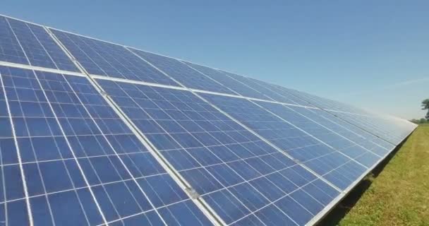 Wideo Niebieskim Eco Paneli Słonecznych Dach Komórki Układu Słonecznego Stacji — Wideo stockowe