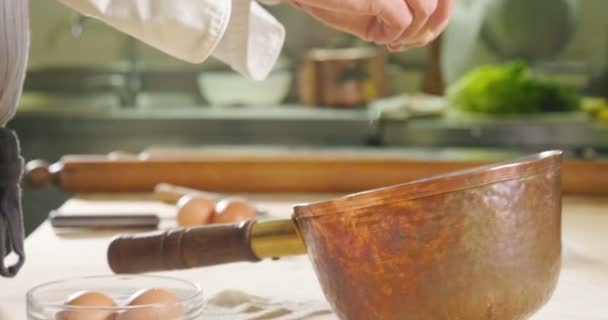Close Van Een Chef Kok Voorbereiding Ravioli Een Typisch Italiaanse — Stockvideo