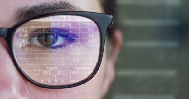 Žena Hodinky Futuristickým Vzhledem Brýlemi Rozšířená Realita Holografie Koncepce Dokonalé — Stock video