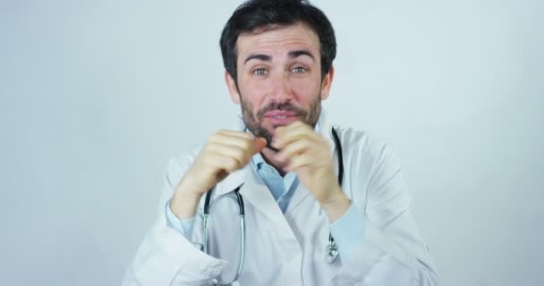 Médico Jovem Bonito Uma Biblioteca Sorrindo Feliz Segurando Livros Depois — Vídeo de Stock