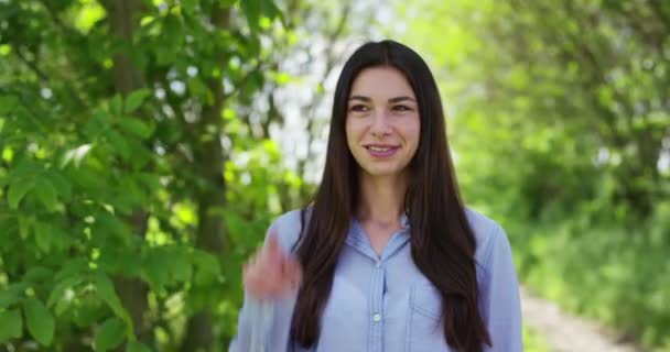 Video Rolnické Ženě Dlouhými Vlasy Zahradě Stromy Ukazováčku Virtuálním App — Stock video