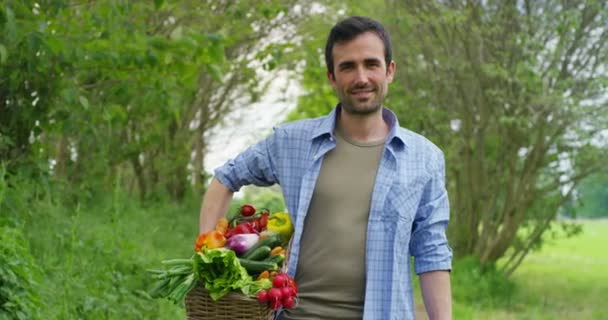 Видео Красивого Фермера Сельской Местности Держащего Корзину Овощами — стоковое видео