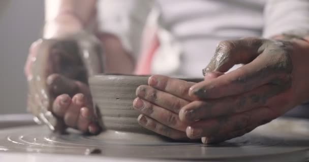 Een Deskundige Potter Hij Leert Van Zijn Zoontje Maken Een — Stockvideo