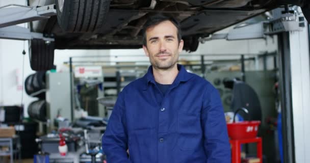 Spezialreifenmontage Autoservice Überprüft Reifen Und Gummiprofil Auf Sicherheit Konzept Reparatur — Stockvideo