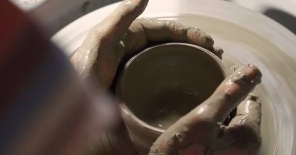 Expert Potter Han Skapar Med Lera Och Händerna Vacker Vas — Stockvideo