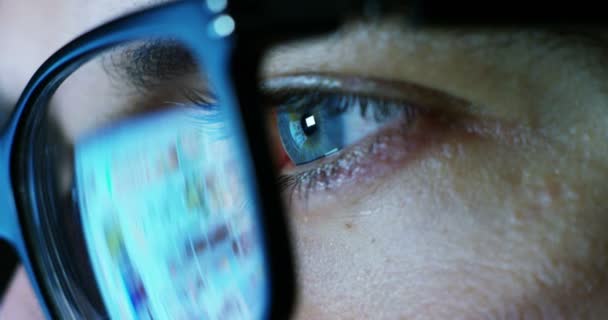 macro yeux internaute et le travailleur de bureau, courtier d'assurance, bourreau de travail, tout en travaillant dans les soirées de bureau, le contrôle et la sécurité dans les accès, la sécurité, concept d'application web Internet .