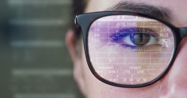 Bir Kadın Saatler Gözlüklü Futuristik Bir Bakışla Holografi Gerçekte Artar — Stok video