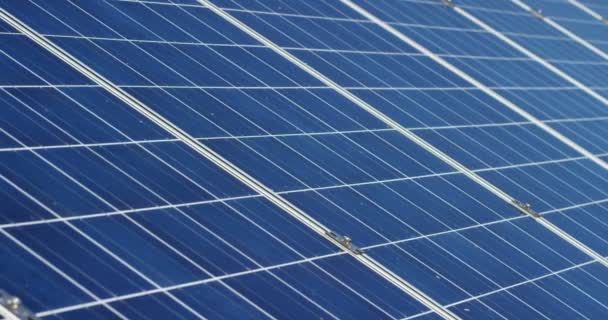 Video Von Blauen Öko Sonnenkollektoren Dachzellen Solaranlage Station Zeitlupe Video — Stockvideo