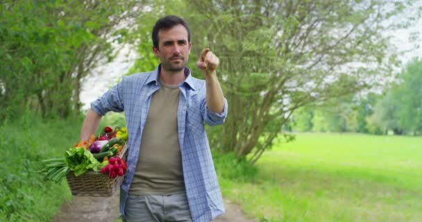 Video Del Hombre Granjero Guapo Campo Sosteniendo Cesta Con Verduras — Vídeo de stock