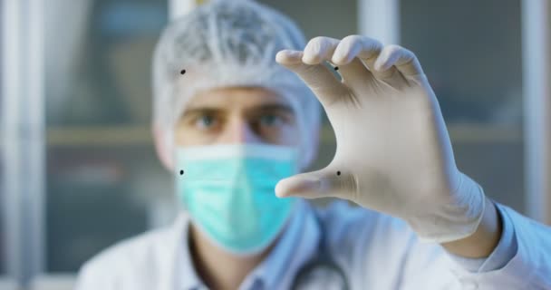 Médico Cirurgião Examina Uma Placa Holográfica Digital Tecnológica Representou Corpo — Vídeo de Stock