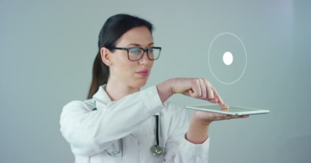 Ένα Παθολόγο Χειρουργό Εξετάζει Την Τεχνολογική Ψηφιακές Ολογραφικές Πλάκα Εκπροσωπείται — Αρχείο Βίντεο