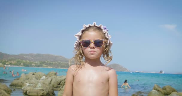 Retrato Una Hermosa Niña Divirtiéndose Mar Linda Sonriendo Panama Crema — Vídeo de stock