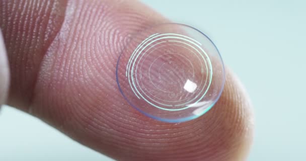 Makro Skott Finger Håller Kontaktlins Teknik Med Ett Chip För — Stockvideo