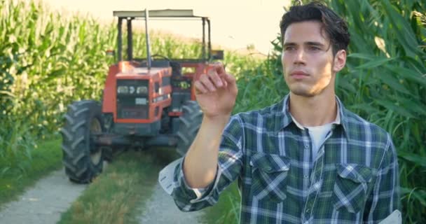 美丽的年轻农民学生在田间工作 拖拉机 选择全息图图标 在衬衫 玉米地 天然产品 生物制品 健康食品 — 图库视频影像