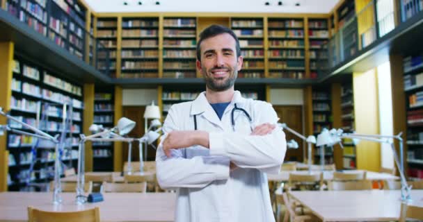 Una Giovane Bella Dottoressa Una Biblioteca Sorridente Felice Che Tiene — Video Stock