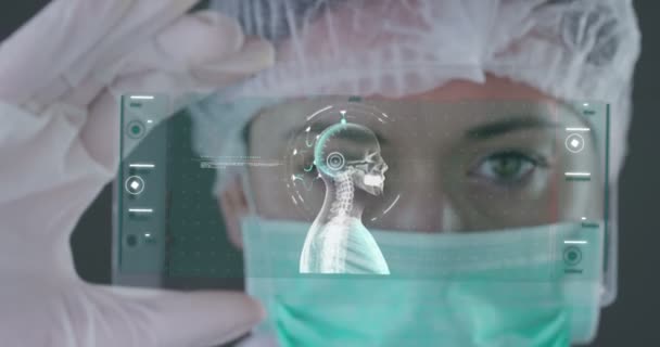 Лікар Хірург Досліджує Технологічну Цифрову Голографічну Пластину Представляє Тіло Пацієнта — стокове відео