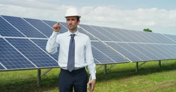 Vídeo Homem Engenheiro Especialista Painéis Solares Usa Holograma — Vídeo de Stock