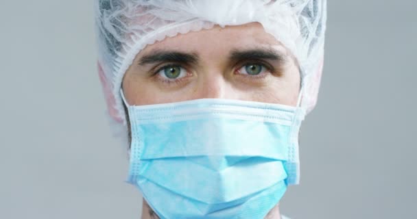 Portret Lekarza Lub Chirurga Który Wygląda Dumny Pokój Szczęśliwy Uśmiechnięty — Wideo stockowe