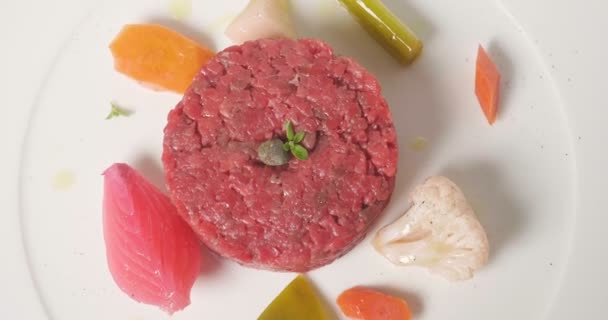 Kock Förbereder Gourmet Maträtt Kött Tartar Och Utföranden Preparationen Med — Stockvideo