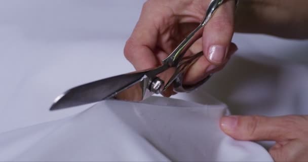 Супер Замедленное Движение Рук Женщины Средних Лет Ножницами Режущими Белую — стоковое видео