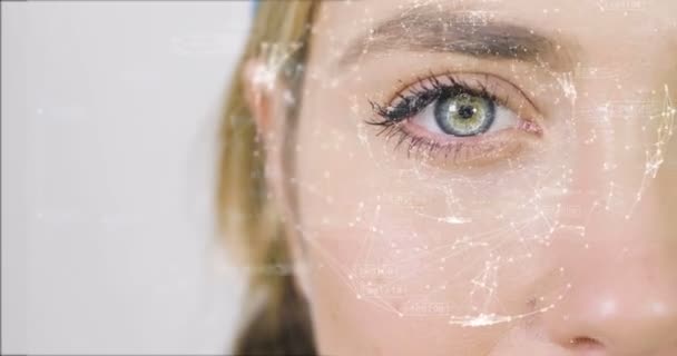 女性の顔と目 バーチャルリアリティのクローズアップビデオ — ストック動画