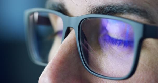 Nahaufnahme Eines Jungen Geschäftsmannes Mit Blauen Augen Der Eine Brille — Stockvideo