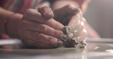 Bir uzman potter, o kil ve elleri ile güzel bir vazo laboratuvarında oluşturur. Artisan sanat eserleri elleriyle oluşturur. Kavramı: deneyim, sanat, gelenek, kil.